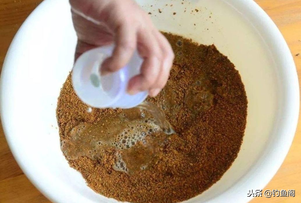 抛竿挂饵正确方法,拉饵怎么抛竿诱鱼