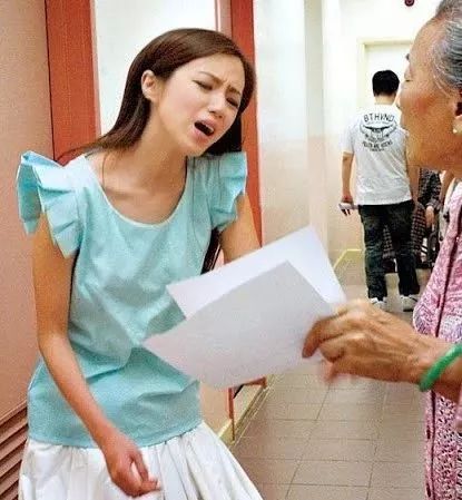 要停工养伤三个星期！36岁前TVB小花下楼梯不慎脚崴：脚裸骨移位