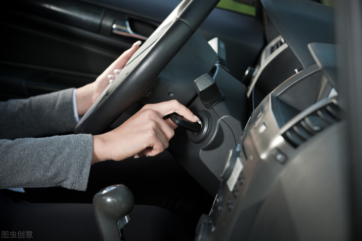 一键启动的车要都要踩刹车启动吗,一键启动的车要打火两次