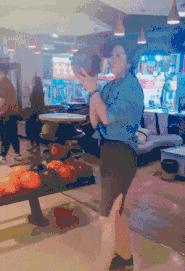 开心一刻gif下雨天,搞笑gif笑到肚子疼意外瞬间特辑