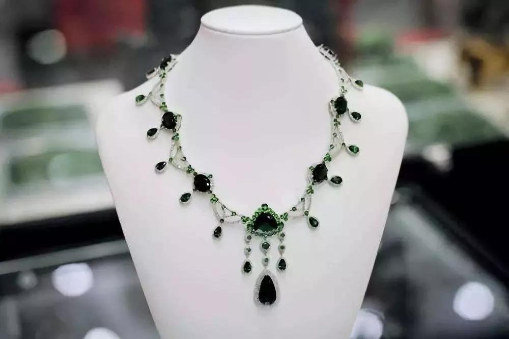 俄罗斯天价珠宝只卖中国人,俄罗斯天价首饰店真相