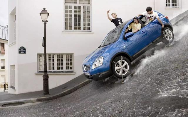 科目二起步刹车是轻踩还是踩死,科目二刹车可以踩到底吗