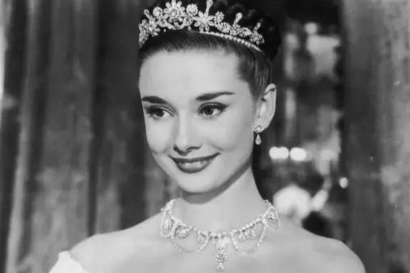 奥黛丽赫本蒂芙尼经典珠宝,迪拜商场蒂芙尼奥黛丽赫本