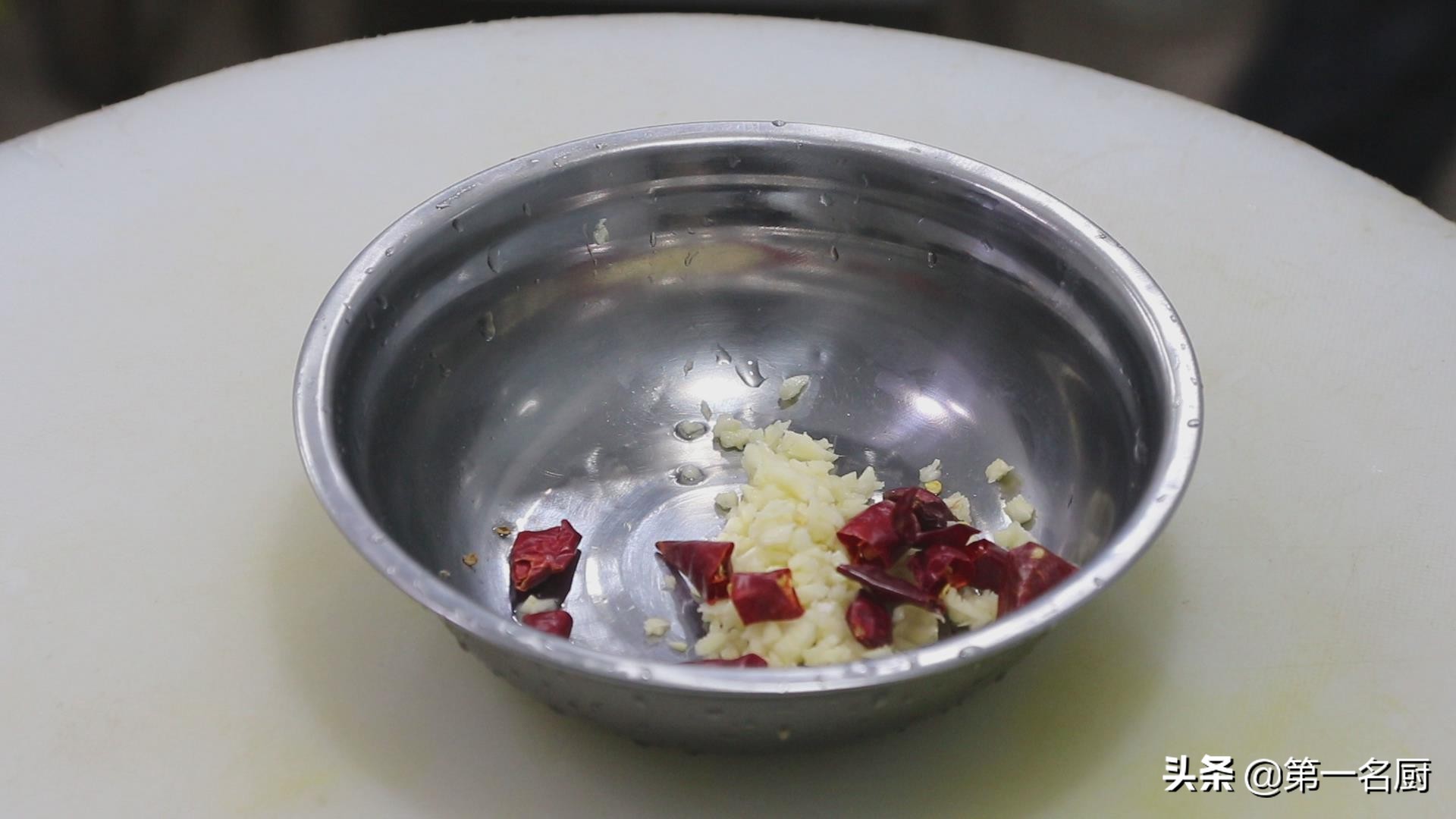 黄瓜的家常做法凉拌香辣,黄瓜凉拌香辣金针菇的做法