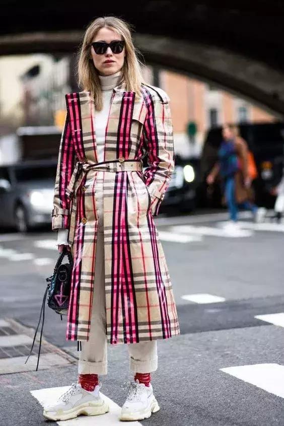 运动鞋怎么搭配大衣,韩国大衣运动鞋搭配