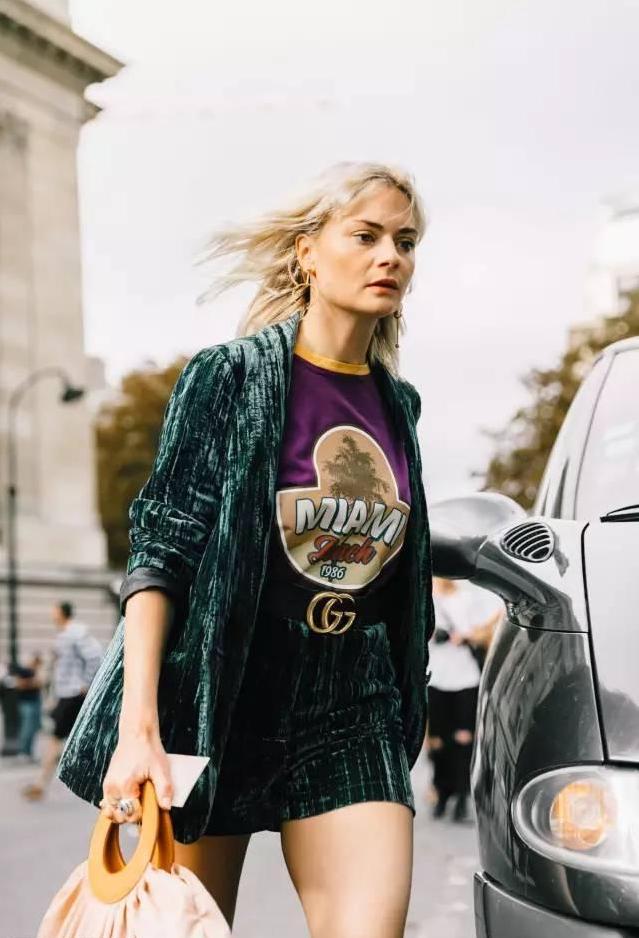 军嫂张馨予穿粉裙尽显娇艳,升级辣妈