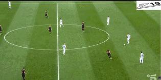 一个人扛着一支国家队足球,一个人扛着一支国家队