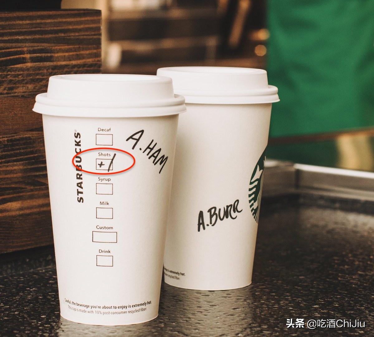 星巴克杯子上的图标红色,星巴克杯子上写的字母代表法