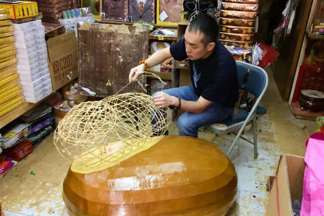 香港阴间设计师：为黄家驹订做电吉他，为张国荣粉丝订做咖啡厅..