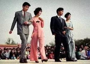 从一个袖套到“百强企业”，这位女企业家凭什么值得员工追随？