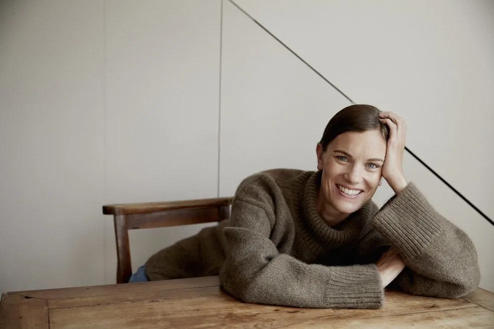 一件风衣穿10年！这位前VOGUE编辑才是职场穿搭范本吧