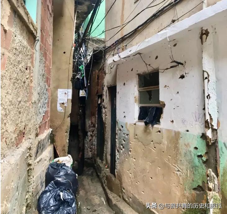 巴西贫民窟真实状况,巴西贫民窟孩子踢球