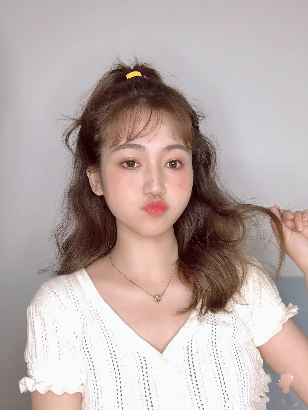 卷发且毛躁的头发怎么扎简单好看,5到60岁的中老年人卷发怎么扎好看