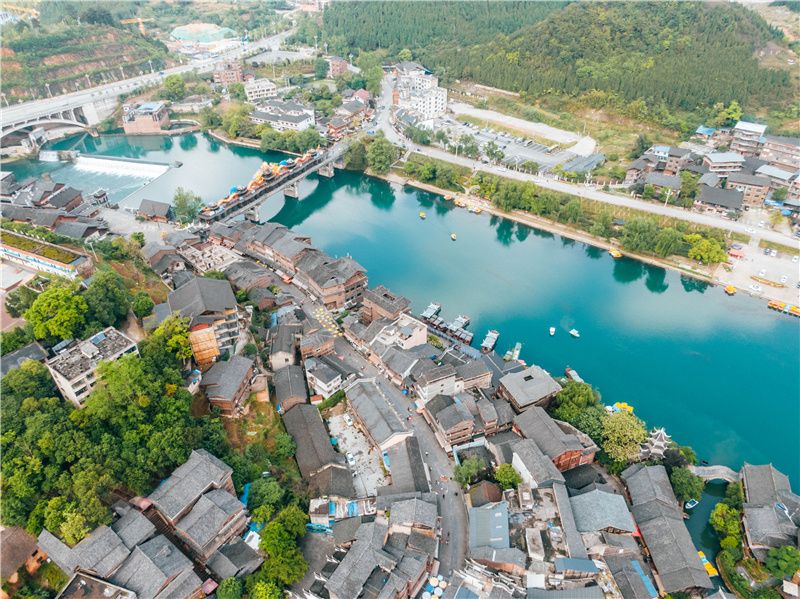 贵州除了千户苗寨还有其他玩的吗,贵州千户苗寨外的古镇