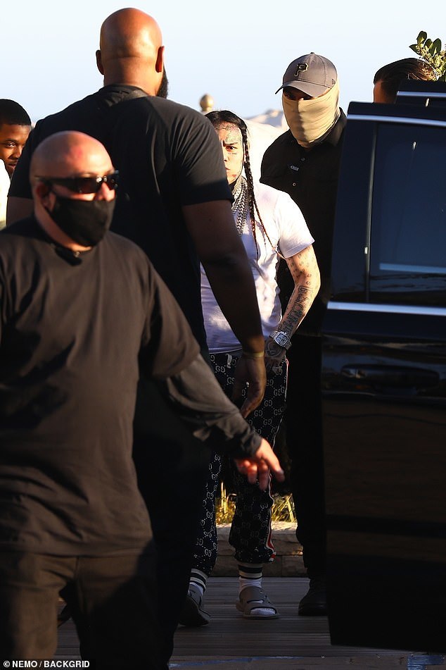 美国24岁嘻哈歌手炫富升级,美国嘻哈歌手炫富