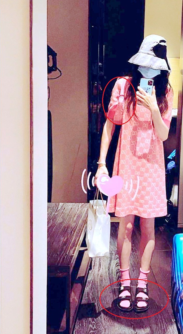 唐嫣晒家中内景照，穿名牌对镜头玩自拍，家装风格走传统路线