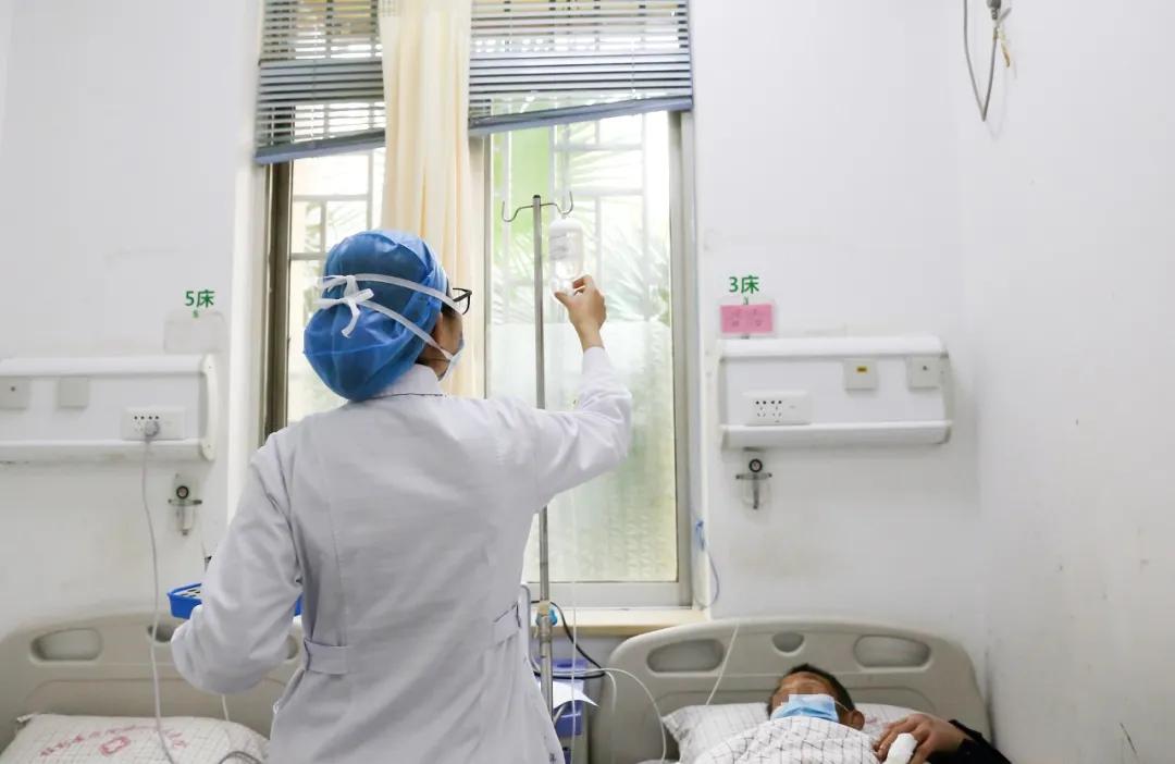 被眼镜蛇咬伤自救,广西桂林被眼镜蛇咬死