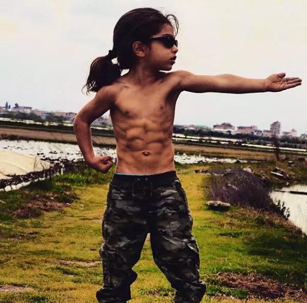 伊朗足球神童腹肌,6岁伊朗腹肌小男孩