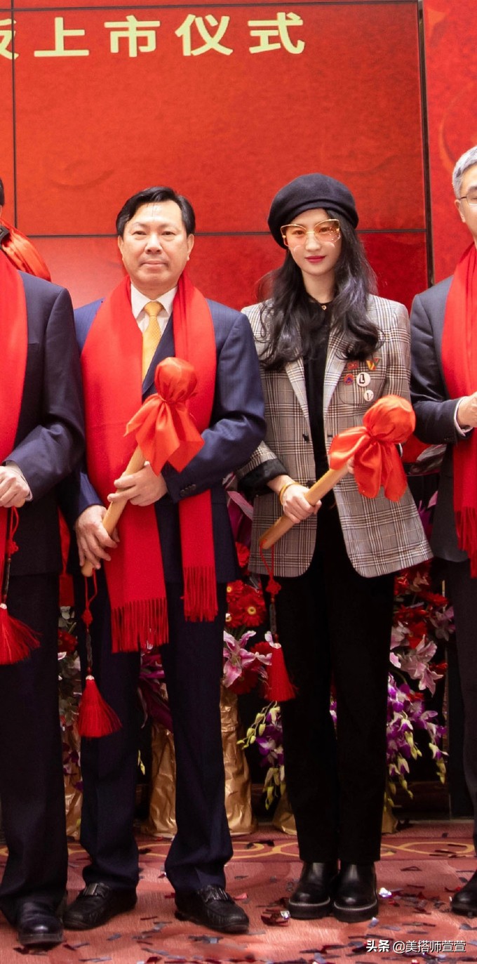 刘亦菲西装皮裤造型酷飒魅惑,刘亦菲机场贝雷帽造型