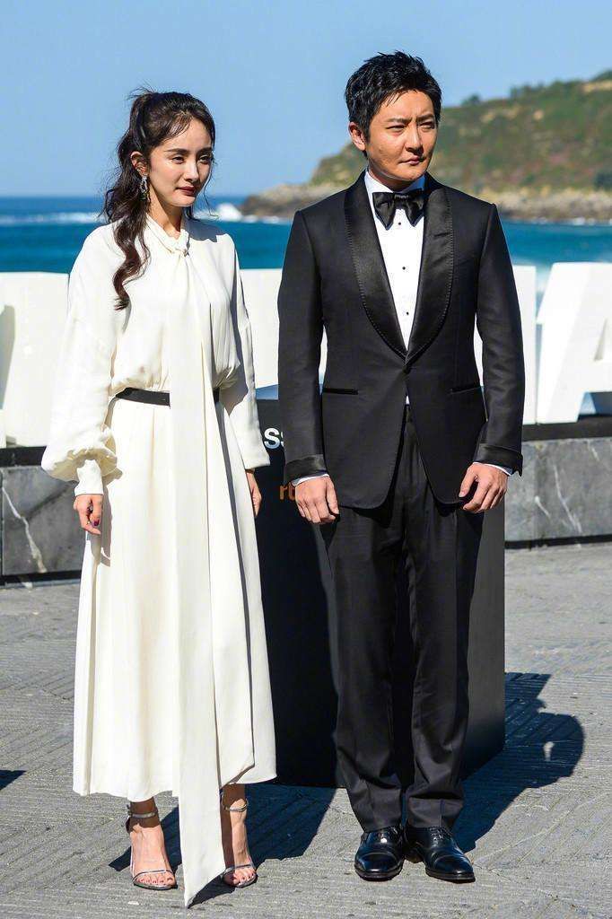 杨幂一放生图就有了老感，穿抹胸裙手臂肥壮，脸也开始松垮下垂