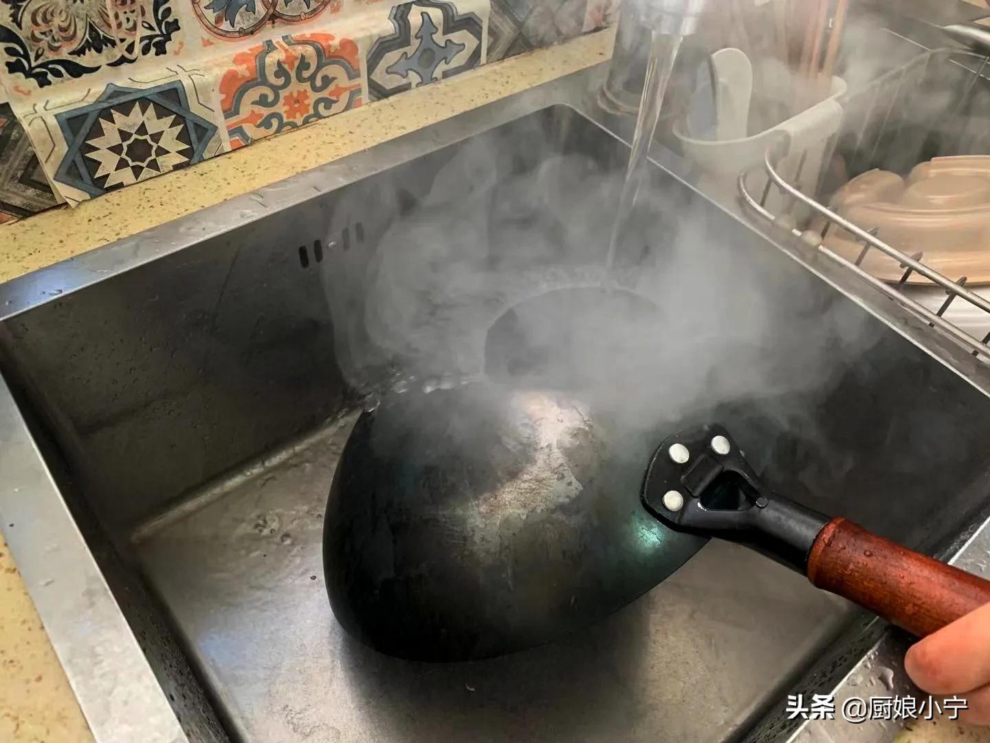 新买的铁锅千万别直接上油,新买铁锅开锅别直接用火烧