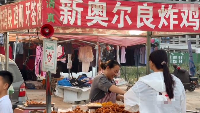 山东大姐摆摊做小吃5元一个,90后摆摊女孩卖小吃