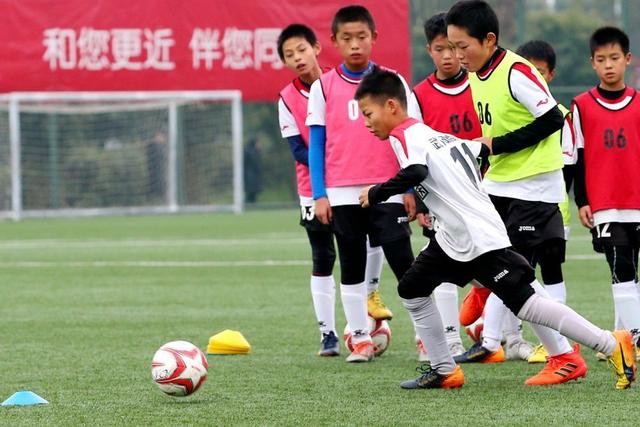 营造一个良好的足球氛围,建立自己的足球队需要什么