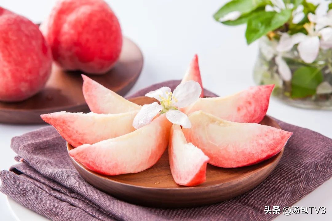 碱面洗桃子变黑是怎么回事,用食用碱洗桃子变黑还能吃吗