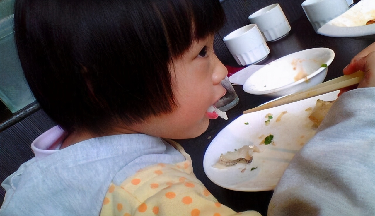 孩子被鱼刺卡喉咙妈妈可以这样做,小孩被鱼刺卡喉咙了怎么办