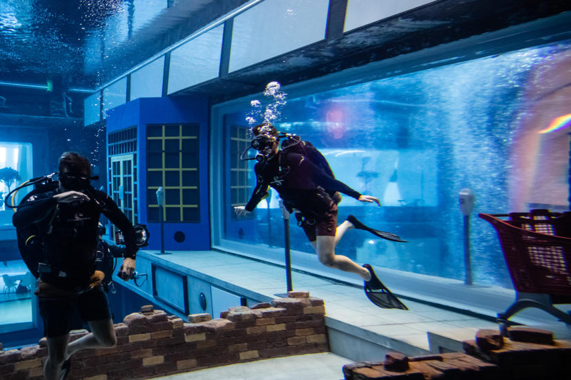 世界最大游泳池蓄水,60米游泳池深度多少