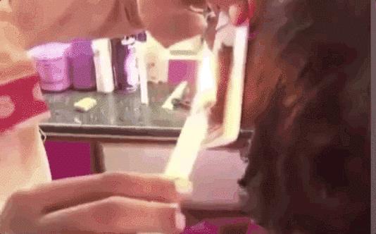 自己在家剪头发又染头发,在家自己给小女孩剪头发