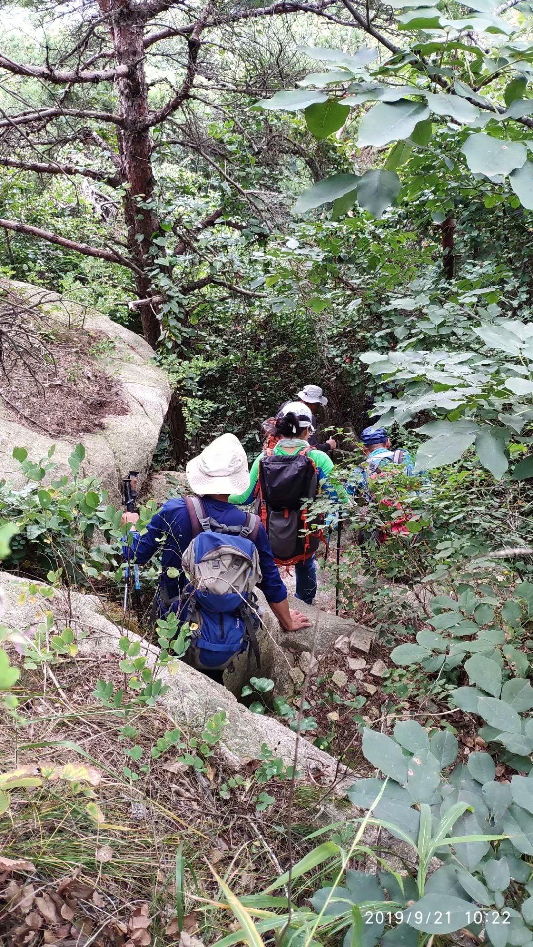 远征三晋凯旋还，飓风众人把酒欢