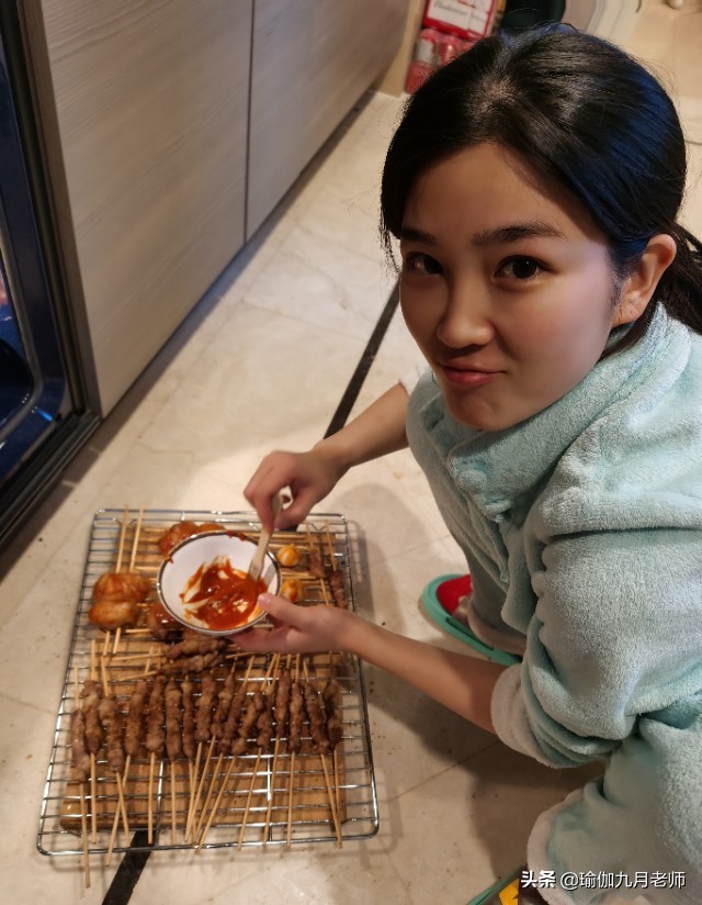 她是最美足球解说，曾参加《为你而来》，身材傲人，丈夫高大威猛