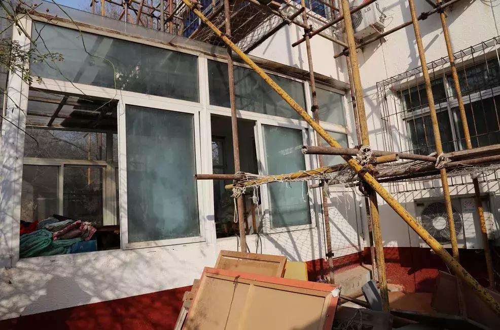 老旧小区提升改造临街墙面换新颜,老城改造再发力持续改善人居环境