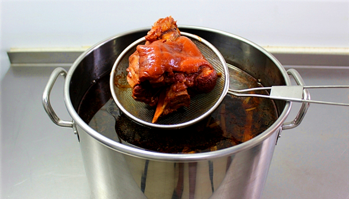 卤肉放什么调料使颜色不会发黑,卤肉怎样做到出锅以后肉不发黑