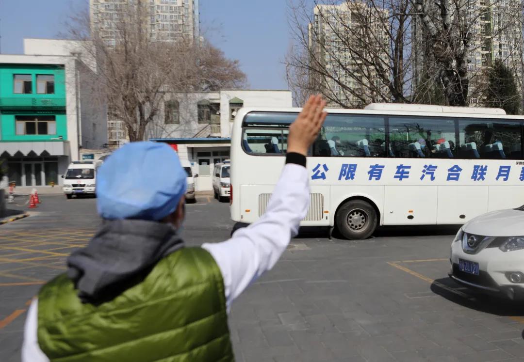 市新冠定点救治医院,探访新冠重症救治一线人员