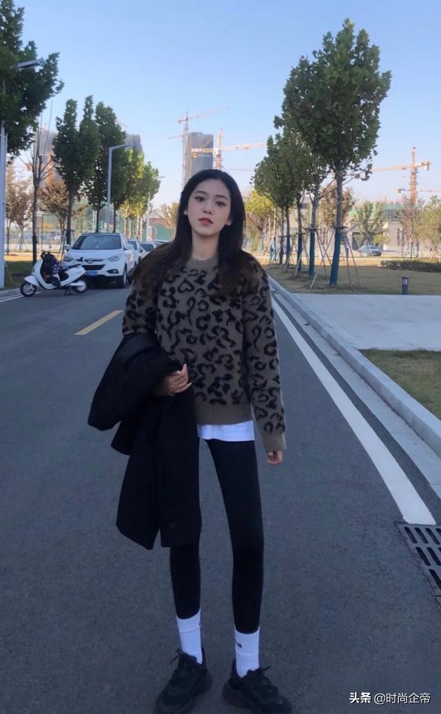 最近爆火的鲨鱼裤这样穿更时髦,今年流行的鲨鱼裤保暖