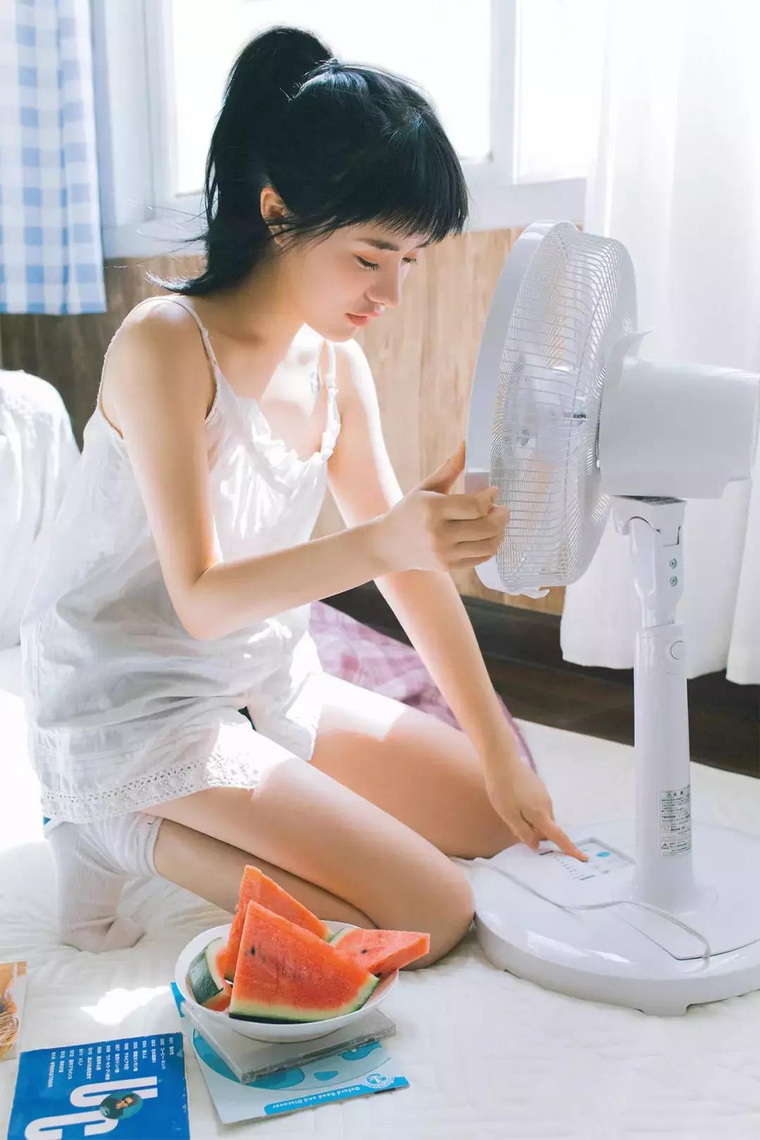 如何居家拍出自然写真照 (在家自己怎么拍出好看的照片写真)