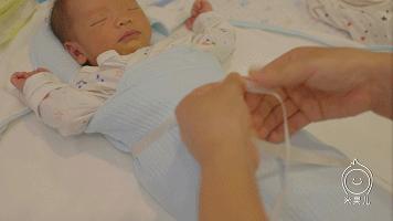 婴儿有o型腿的症状,刚出生婴儿o型腿原因及矫正方法