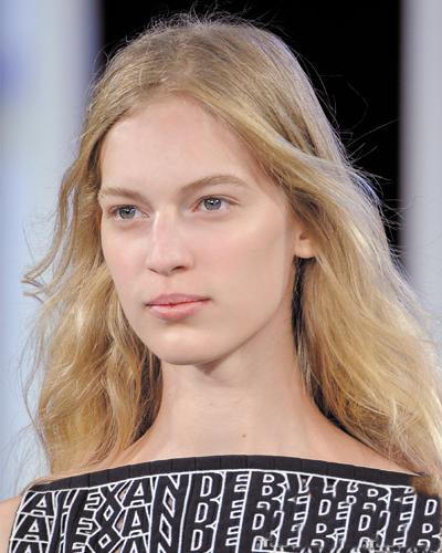 长脸该做什么样的发型,长脸发型的正确挑选方法