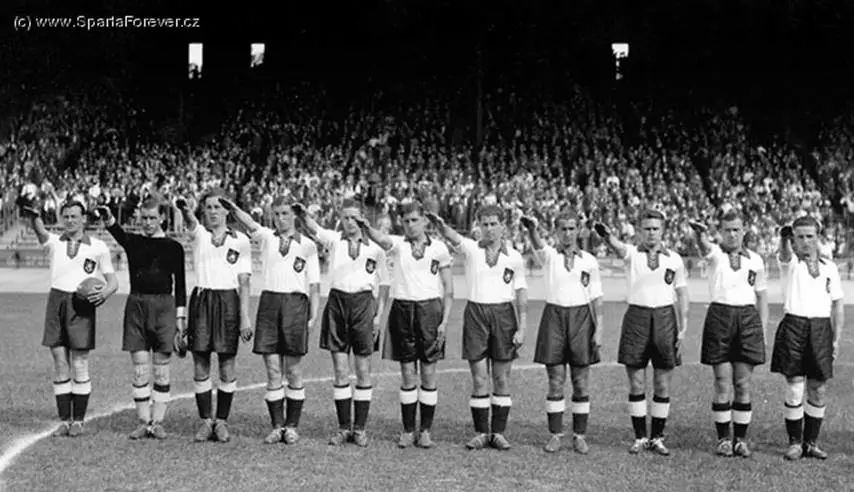 足球生死战,足球场上的生死瞬间