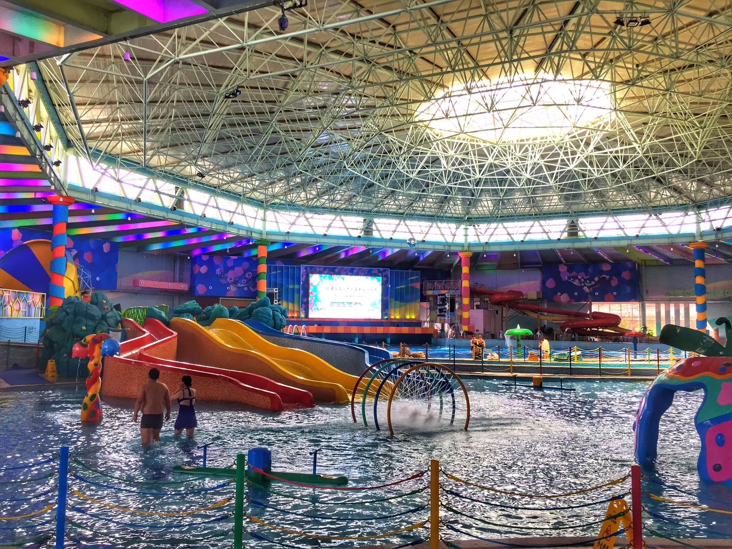 欢乐湾温泉水世界,沉浸式泡温泉水酷汤泉