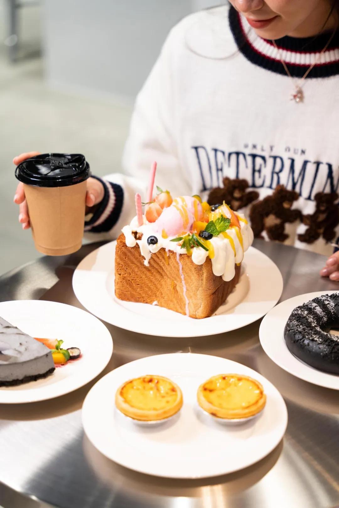 日夜不同科技感，春节潮玩创新方