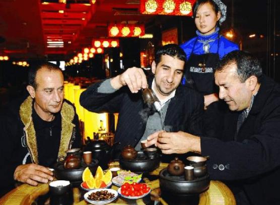 俄罗斯游客疑惑：这玩意那么贵，中国人却把它当成白来水来喝？