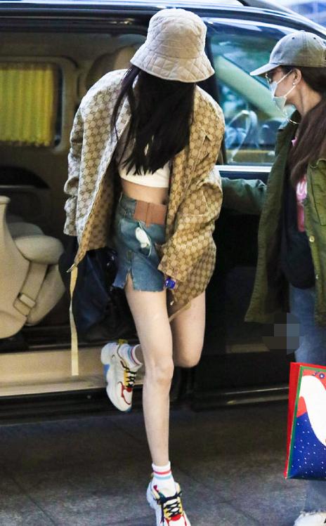杨幂时尚超标！上裹冬衣露脐戴厚棉帽，下穿热裤大秀神仙漫画腿