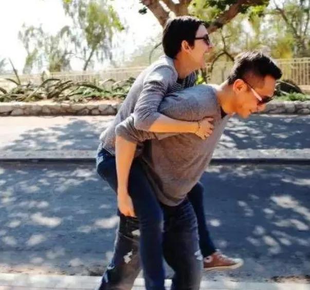 这个曾拯救了刘烨的女人上热搜了，结婚12年甜蜜如初，一双儿女人见人爱