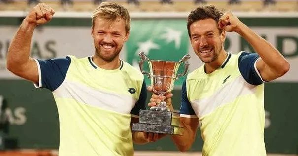 一黑到底，波兰新星法网登顶；包揽冠亚军，瑞士网球后继有人