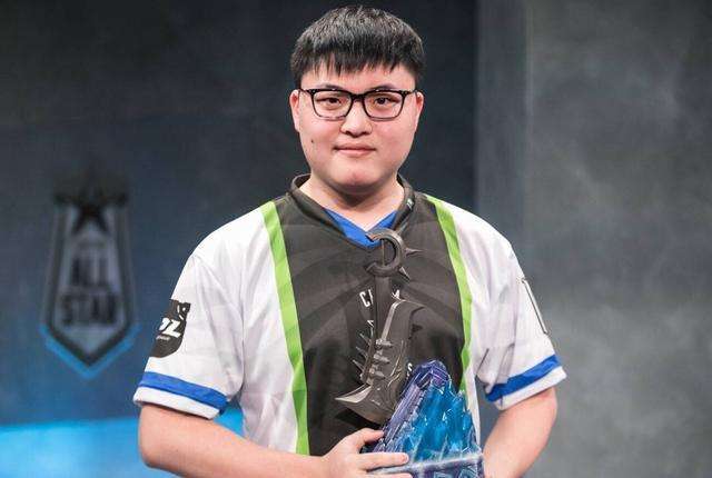 uzi和走a怪的对决,uzi顶替了谁的位置去edg