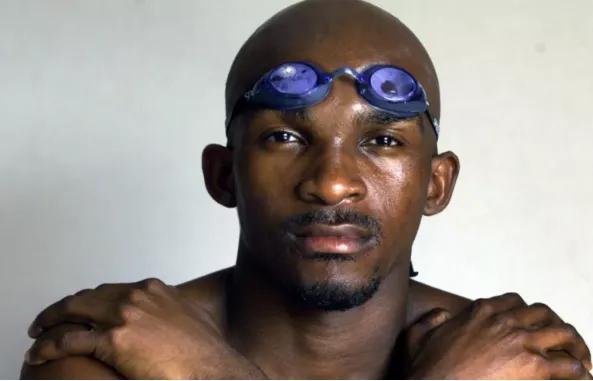 一名34岁男子跳水救人牺牲,游泳馆众人抢救溺水青年