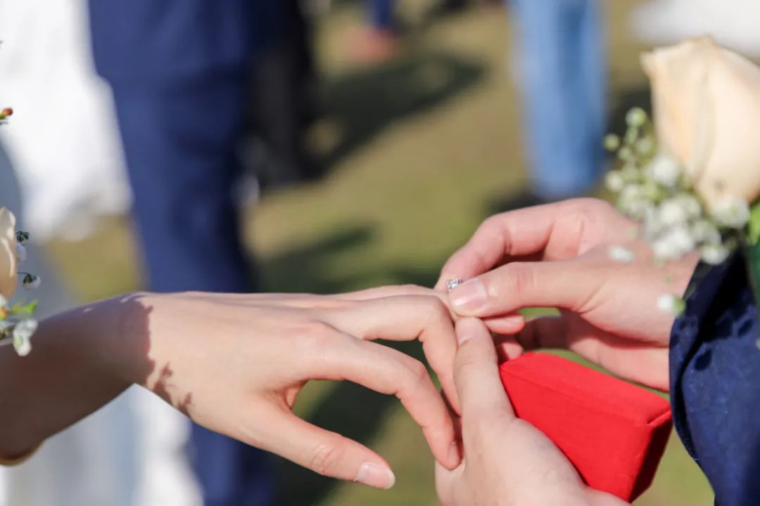 李兰娟致敬院士视频,致敬李兰娟院士的诗朗诵